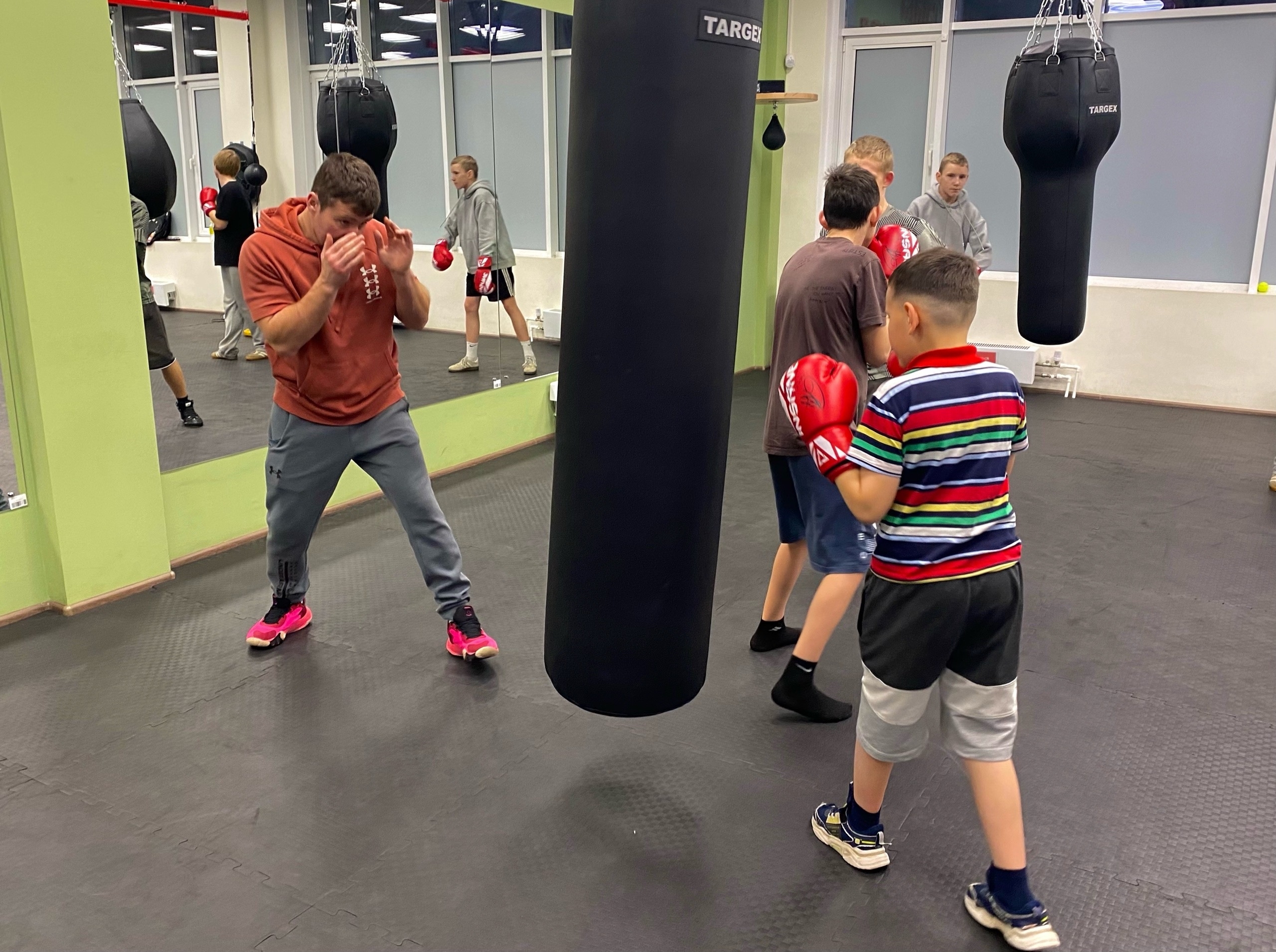 Наши ребята под мудрым руководством тренера Владимира Жильцова устроили жаркую тренировку по кикбоксингу!