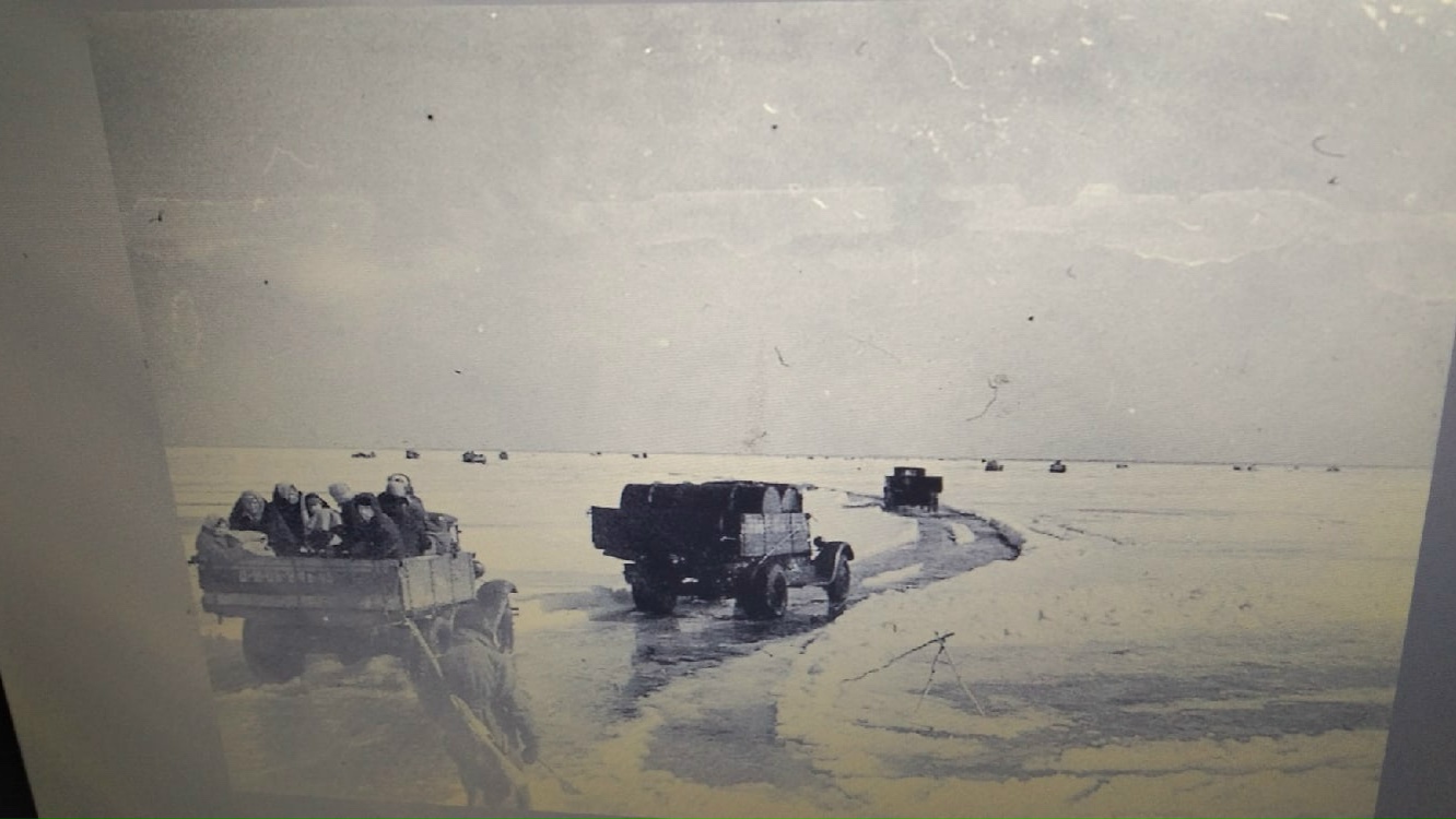 Память о блокаде Ленинграда С трепетом в сердце храним, За мужество, силу, отвагу Ленинградцам спасибо говорим!