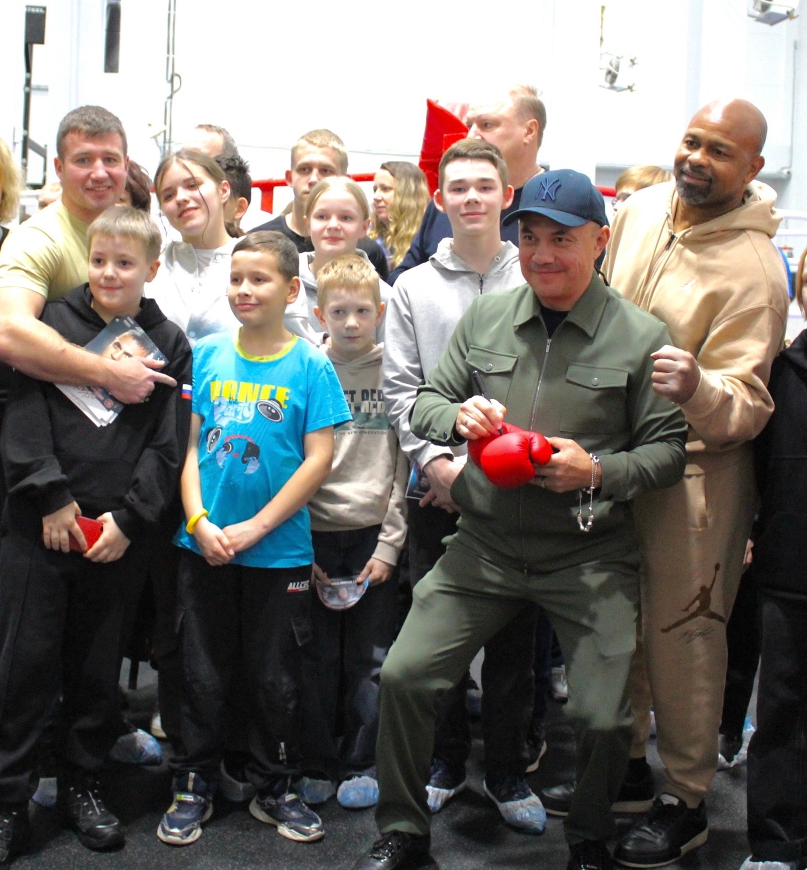 28 ноября в Региональном центре патриотического воспитания города Вологда наши воспитанники встретились с известными фигурами профессионального бокса - Константином Цзю, Роем Джонсом и Владимиром Хрюновым!