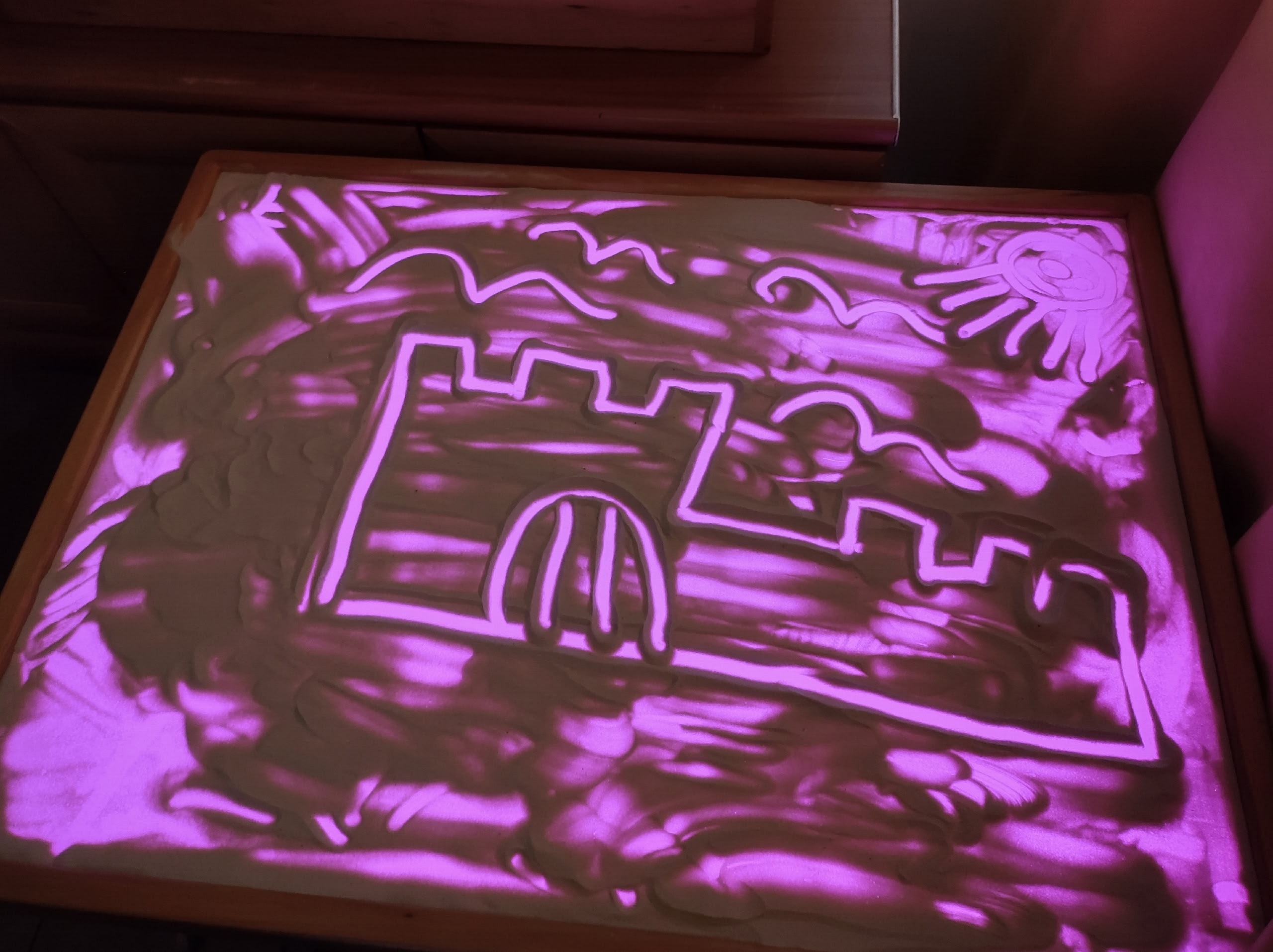 Рисование песком одно из любимых занятий ребят, находящихся на реабилитации в нашем Учреждении!